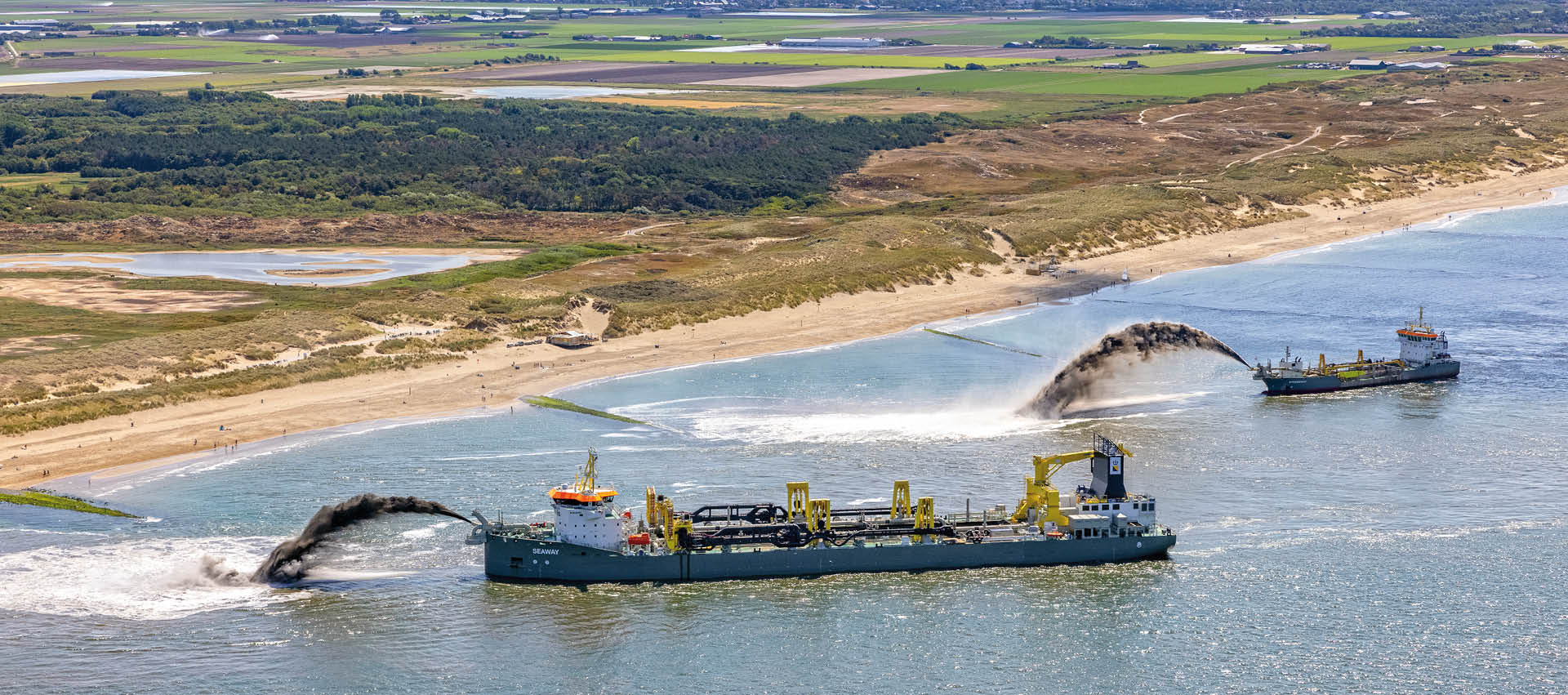 Drie boten varen op het water waarbij elk een krachtige waterstraal naar achteren spuit en een schuimend spoor achterlaat. Beschrijving gegenereerd door AI